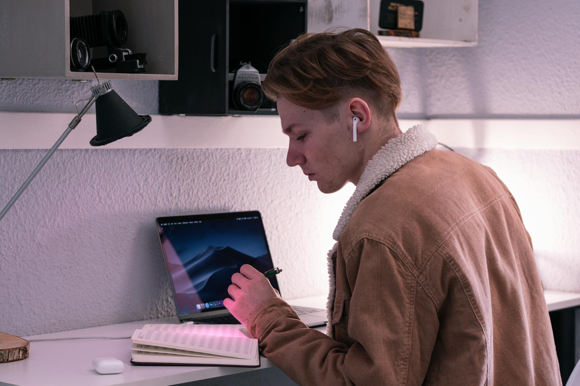 Student explores AI-powered side hustles, from content creation to tutoring, to boost earnings while studying.
