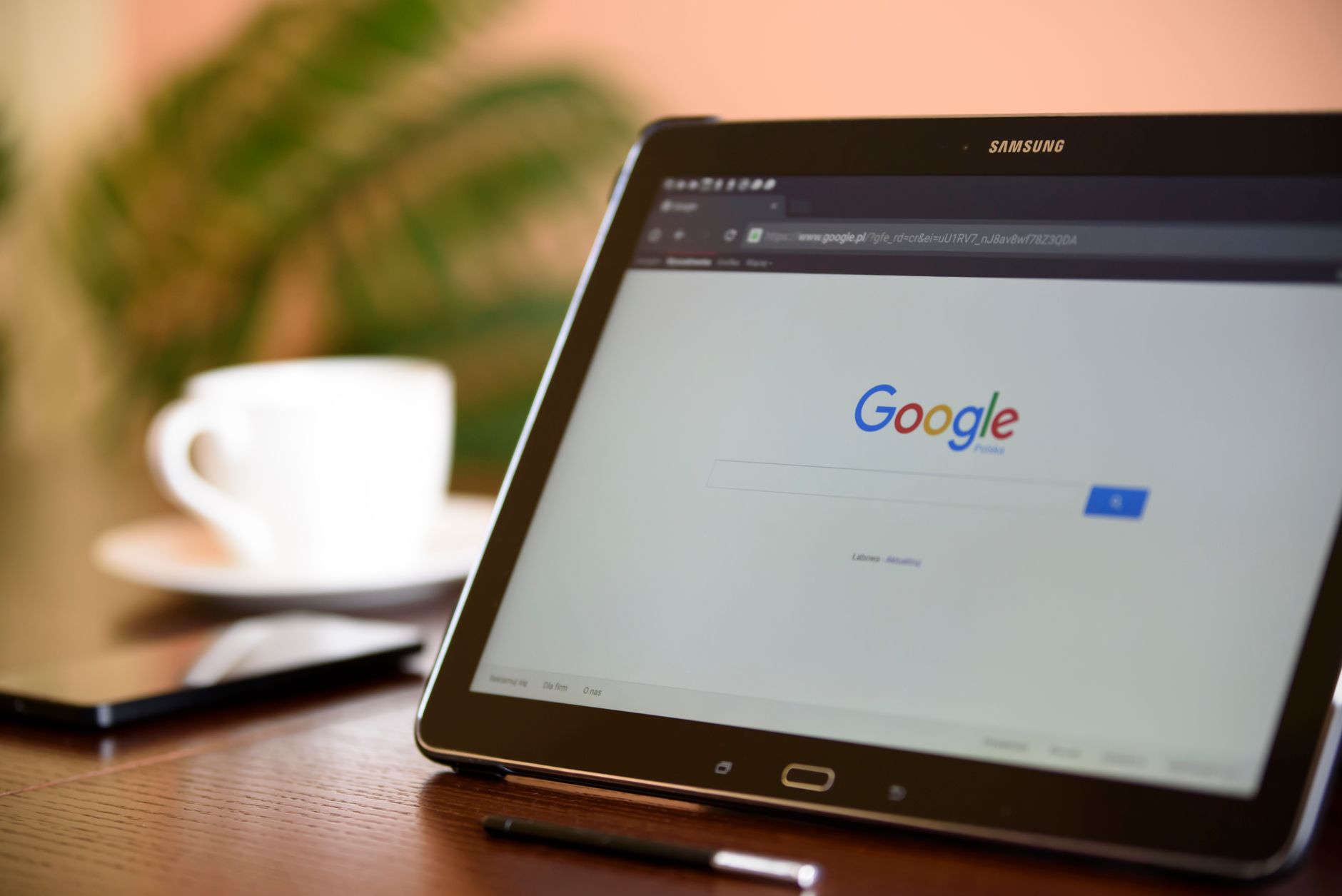 A detailed 2024 Surfer SEO review showing its keyword analysis dashboard and ranking insights