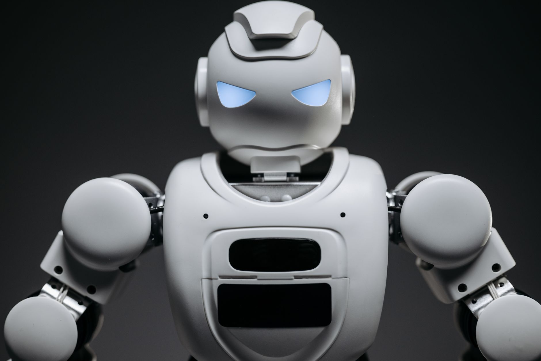 Beginner-friendly AI prompt engineering course guide with practical examples and step-by-step lessons.